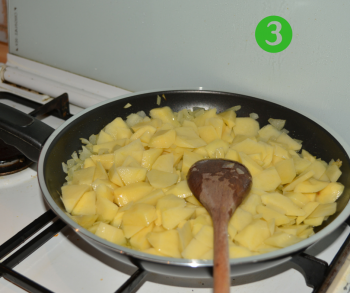3. Tortilla di patate - patate, cipolla e sale