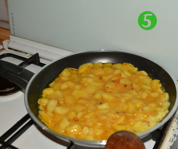 5. Tortilla di patate - patate, cipolla, uova e sale 1 lato