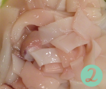 2.calamari in strisce -chipirones encebollados - aspassoperlaspagna.it