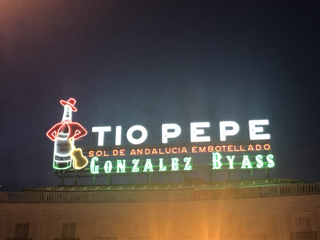 Puerta del Sol Madrid - insegna Tio Pepe - aspassoperlaspagna.it