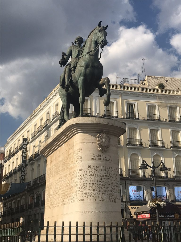 Puerta del Sol Madrid - Statua Carlos 3 - aspassoperlaspagna.it