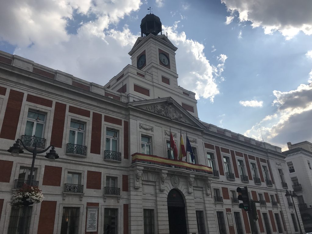 Puerta del Sol Madrid - Real casa de Correos - aspassoperlaspagna.it